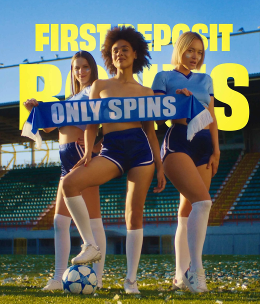 Registrationsbanner von OnlySpins: „First Deposit Bonus“ - drei Frauen im Sportoutfit mit „OnlySpins“-Schal auf einem Fußballfeld.